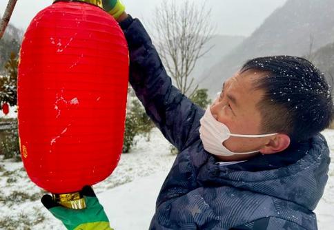 铸牢共同体 中华一家亲｜西藏千年盐田 “晒”出古村新生机